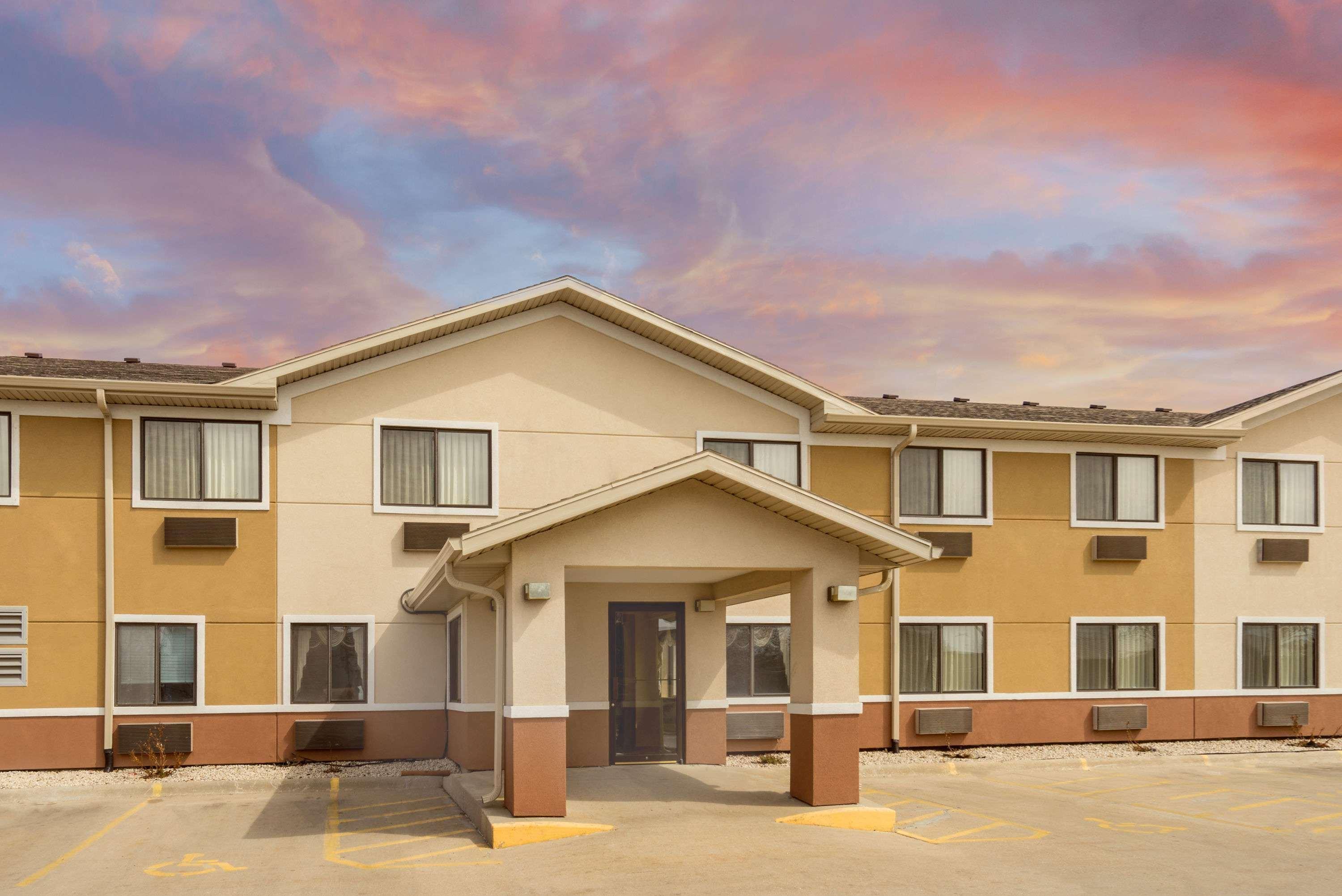 Super 8 By Wyndham Fond Du Lac Hotel Exterior photo